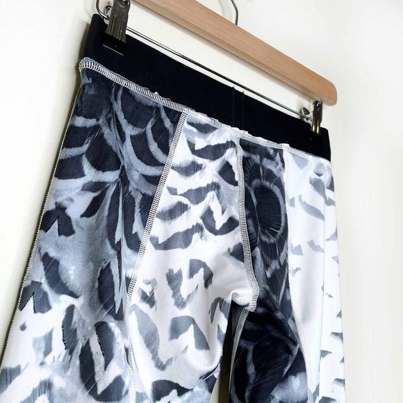 ⚡️SOLD⚡️ lululemon yin to you pretty plume angel wing crop leggings - Picture 6 of 8